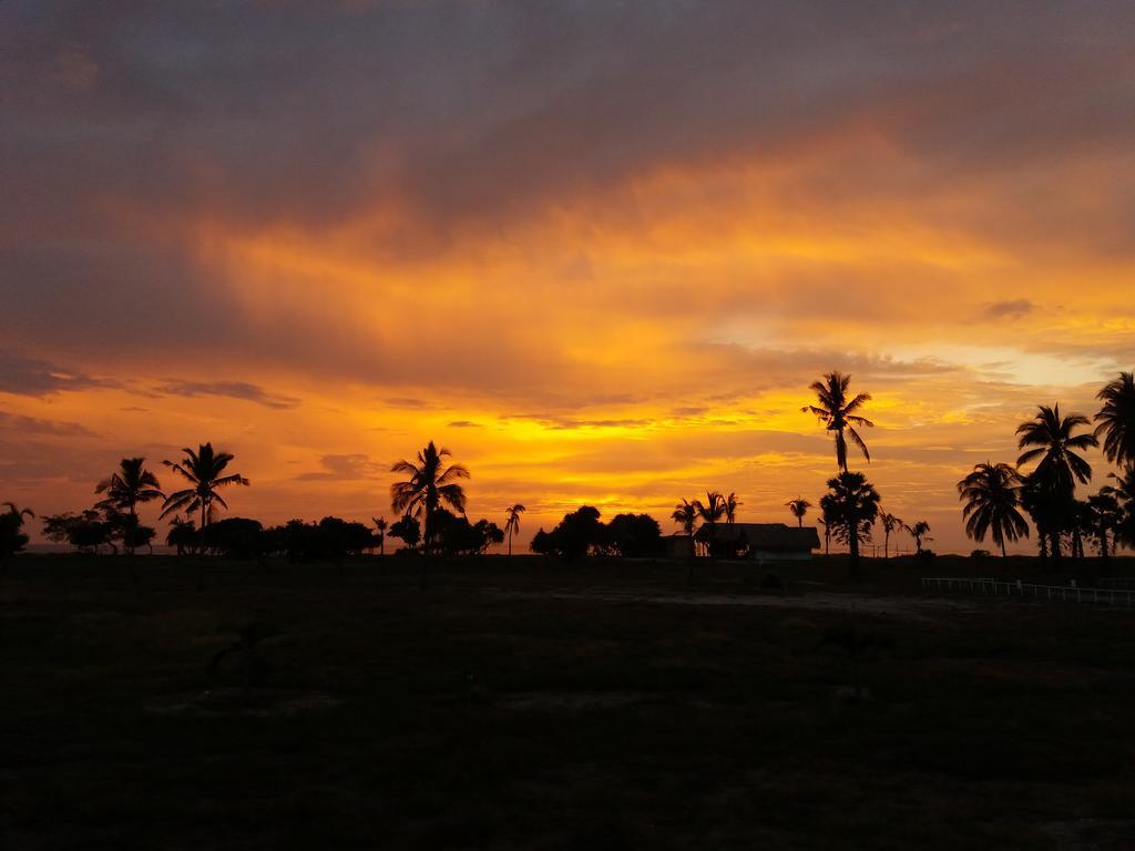 Wera Beach Kadumbul Buitenkant foto